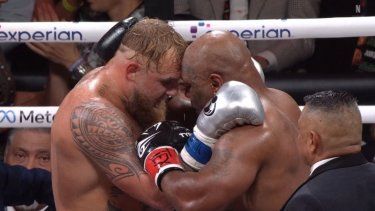 La pelea entre Mike Tyson y Jake Paul terminó con un abrazo entre ambos peleadores en el ring del AT&T Arena de Texas