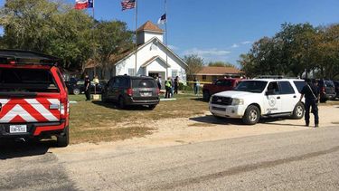 Agentes de la Policía investigan un tiroteo en una iglesia de Southerland Springs, Texas, con múltiples víctimas.