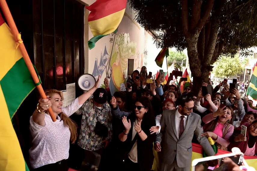 &nbsp;La expresidenta boliviana Jeanine Áñez (izq.) sale de la cárcel de mujeres de Miraflores en La Paz el 6 de noviembre de 2025.&nbsp;