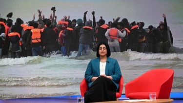 Una foto distribuida por la BBC, tomada y recibida el 16 de noviembre de 2025, muestra a la secretaria del Interior del Reino Unido, Shabana Mahmood, apareciendo en el programa político Sunday Morning de la BBC con la periodista Laura Kuenssberg.