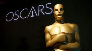 Una estatua del Oscar en el almuerzo para los nominados a los Premios de la Academia en Beverly Hills, California. anfitrión.