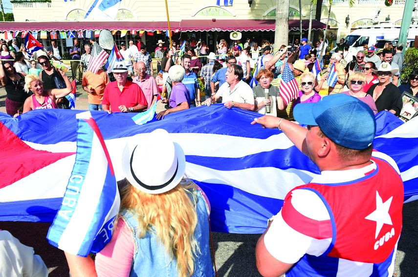 Cientos de cubanos en Miami piden democracia para Cuba.