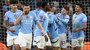 Jugadores del Manchester City festejan luego del octavo gol del equipo en un partido ante el Salford, el 11 de enero de 2025.