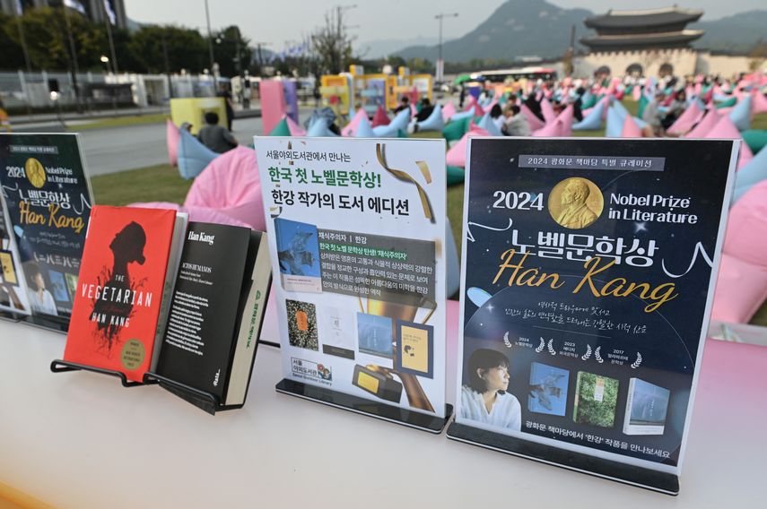 Los libros del autor surcoreano Han Kang, que ganó el Premio Nobel de Literatura 2024, se exhiben durante un evento al aire libre en la biblioteca de la plaza Gwanghwamun, en el centro de Seúl, el 11 de octubre de 2024.