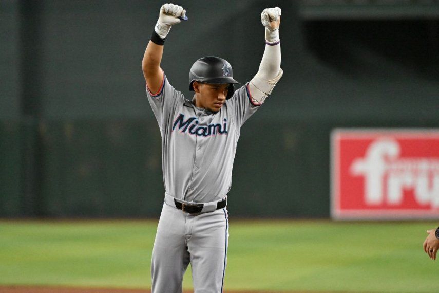 El venezolano Javier Sanoja, de los Marlins de Miami, celebra luego de conectar un imparable en un compromiso, el 29 de junio de 2025.