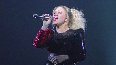 En esta foto del 22 de febrero del 2019, Kelly Clarkson durante un concierto de la gira The Meaning of Life en Rosemont, Illinois. Clarkson tendr&aacute; una residencia musical en Las Vegas entre abril y septiembre del 2020. Los boletos salen a la venta el 8 de noviembre, con una preventa cuatro d&iacute;as antes.&nbsp;