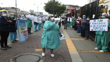 Trabajadores de la salud protestan en demanda de equipo de protecci&oacute;n personal afuera del hospital Rebagliati en medio de la pandemia del nuevo coronavirus en Lima, Per&uacute;, el mi&eacute;rcoles 17 de junio de 2020.&nbsp;