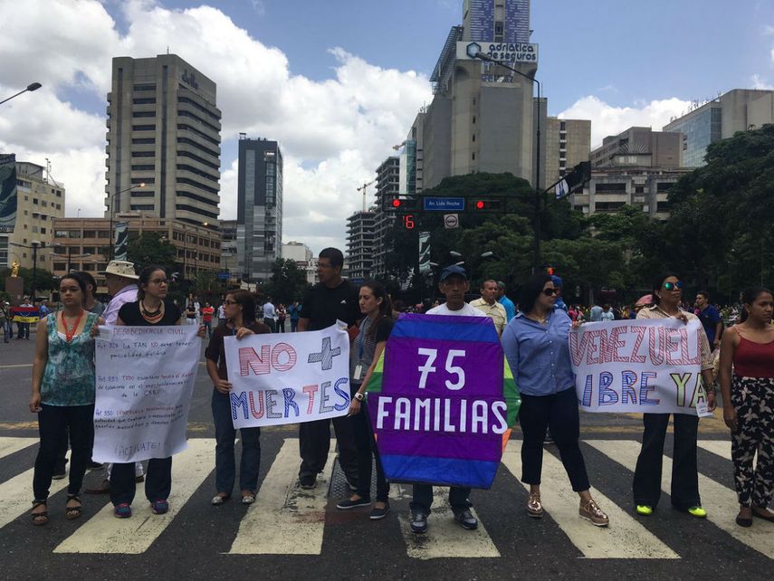 Con pancartas, banderas y consignas, cientos de venezolanos se han apostado en importantes sitios de la capital venezolana, para&nbsp;pedir el cese de la represión y justicia para las más de 70 víctimas que han dejado las protestas.