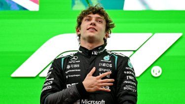 El italiano Kimi Antonelli, de Mercedes, celebra en el podio luego de conseguir la victoria en el Gran Premio de China, el 15 de marzo de 2026.