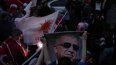 Simpatizantes apoyan al presidente turco Recep Tayyip Erdogan afuera de la sede del Partido de la Justicia y el Desarrollo, el domingo 14 de mayo de 2023, en Estambul, Turquía.&nbsp;