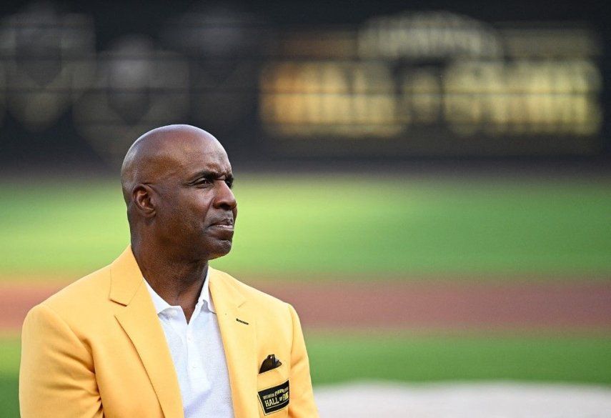 El exjugador de los Piratas de Pittsburgh, Barry Bonds, observa durante la ceremonia del Salón de la Fama 2024 de los Piratas de Pittsburgh antes del partido entre los Piratas de Pittsburgh y los Rojos de Cincinnati en el PNC Park el 24 de agosto de 2024 en Pittsburgh, Pensilvania.&nbsp;
