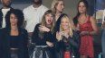 Taylor Swift, segunda desde la izquierda, y Brittany Mahomes, con un vaso en las manos, observan una jugada entre los Jets de Nueva York y los Chiefs de Kansas City durante el segundo cuarto del juego de la NFL, el domingo 1 de octubre de 2023, en East Rutherford, Nueva Jersey.&nbsp;