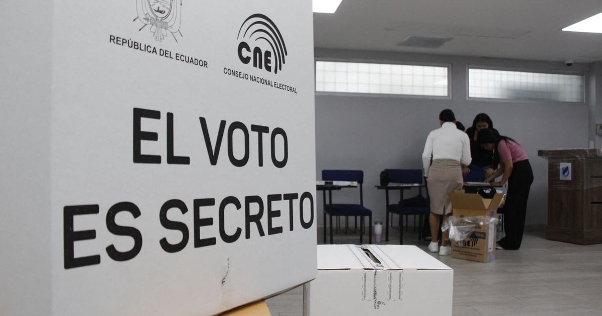 Ecuador vota sobre el retorno de bases militares extranjeras y una nueva Constitución