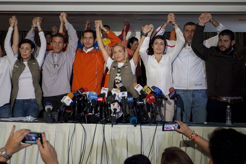 Lilian Tintorio leyó una carta enviada por Leopoldo López, en la que anuncia el cese de la huelga de hambre. (EFE)