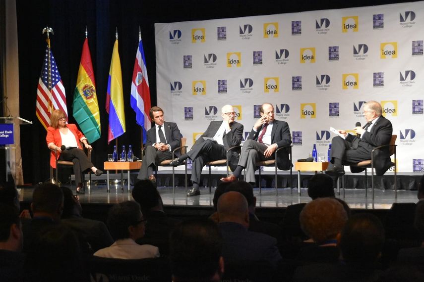 Exjefes de Estado y Gobierno participan en el IV Diálogo Presidencial del Grupo IDEA en el Miami Dade College, el 29 de octubre de 2019.