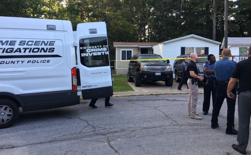 La policía del condado de Gwinnett permanecía en la escena de un crimen cometido por una mujer hispana que asesinó a puñaladas a cuatro de sus hijos y a su esposo en un suburbio al norte de Atlanta.