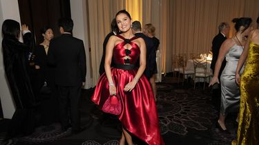 Selena Gomez llega a la 81a edición de los Globos de Oro el domingo 7 de enero de 2024, en el Hotel Beverly Hilton en Beverly Hills, California.