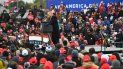 Partidarios escuchan al presidente Donald Trump mientras habla en un mitin Make America Great Again en el Aeropuerto Internacional del Condado de Oakland, el 30 de octubre de 2020, en Waterford Township, Michigan. Partidarios escuchan al presidente Donald Trump mientras habla en un mitin Make America Great Again en el Aeropuerto Internacional del Condado de Oakland, el 30 de octubre de 2020, en Waterford Township, Michigan.