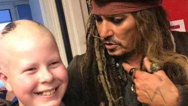 Ese centro indicó en Twitter que el protagonista de la saga cinematográfica Piratas del Caribe sorprendió este jueves por la tarde a los niños y adolescentes de su servicio de pediatría.