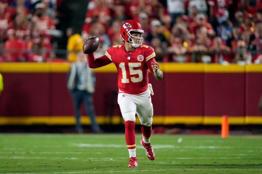 El quarterback de los Chiefs de Kansas City Patrick Mahomes busca receptor durante la segunda mitad del partido ante los Ravens de Baltimore, el jueves 5 de septiembre de 2024, en Kansas City.&nbsp;