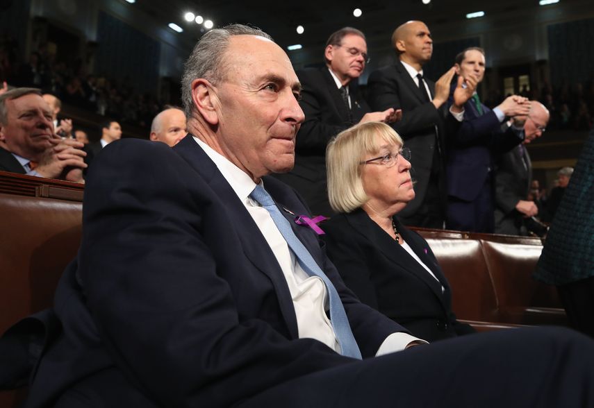 &nbsp;El líder de la minoría del Senado Chuck Schumer (i) y la senadora Patty Murray (d) escuchan el discurso del presidente estadounidense Donald&nbsp;Trump.&nbsp;