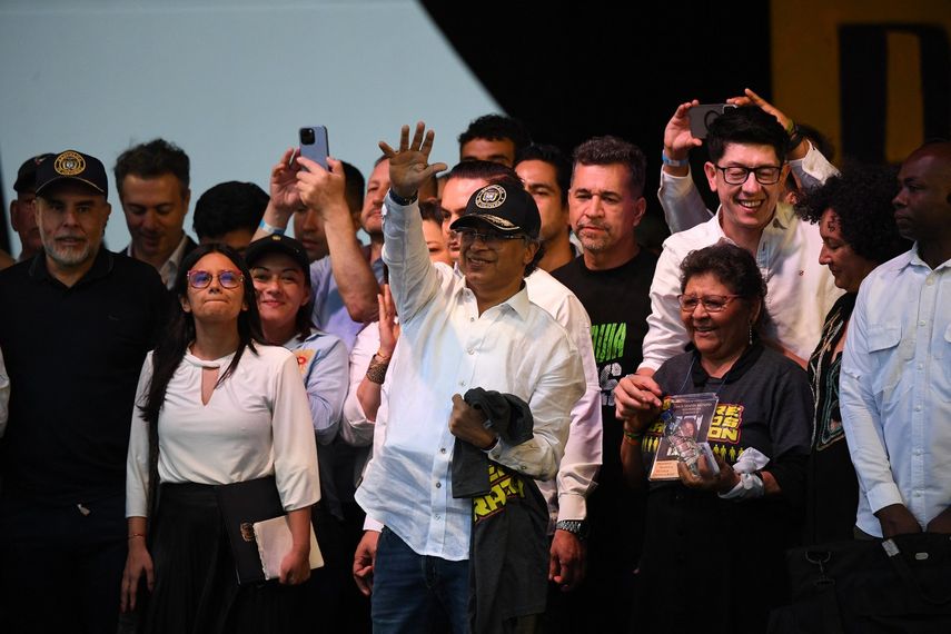 El presidente Gustavo Petro saluda a sus simpatizantes en un acto en Medellín el 21 de junio de 2025