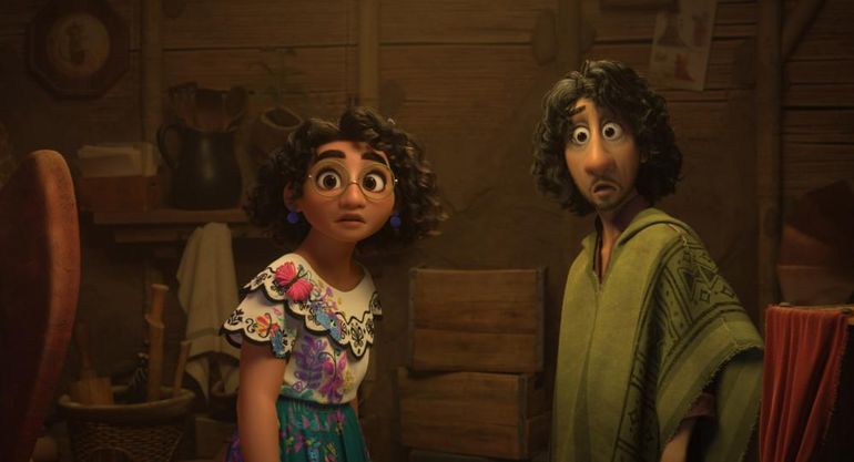 En esta imagen difundida por Disney, Mirabel, cuya voz hace Stephanie Beatriz, y Bruno, en la voz de John Leguizamo, en una escena de la cinta animada 