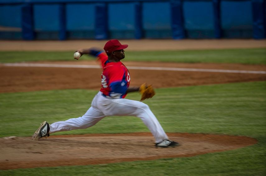 Yoanni Yera Montalvo, lanzador de la selección de Cuba, entrena en el Estadio Latinoamericano de La Habana, el martes 18 de mayo de 2021&nbsp;