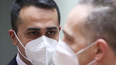 El ministro de exteriores de Italia Luigi Di Maio (izq) con el ministro de exteriores de Alemania Heiko Maas en una reunión de la UE en Bruselas el 22 de febrero del 2021.&nbsp;