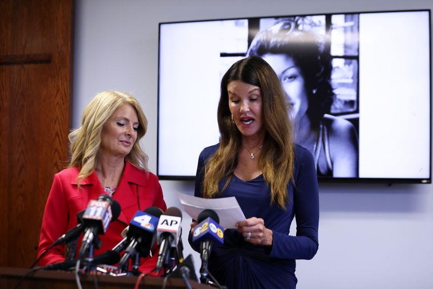 La modelo Janice Dickinson habla en una conferencia de  prensa en Los Angeles sobre un acuerdo en  su demanda por difamación contra el comediante. A la  izquierda su abogada, Lisa Bloom.&nbsp;
