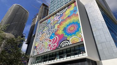 Vista lateral del hotel CitizenM en Miami, con mural&nbsp; pictórico de Jen Stark.
