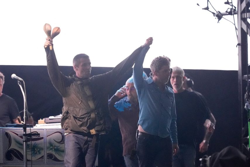 Liam Gallagher, vocalista, y Noel Gallagher, cantante y guitarrista de la banda británica de rock Oasis, suben al escenario del Principality Stadium de Cardiff el 4 de julio de 2025 para el concierto inaugural de su esperadísima gira de reunión, casi 16 años después de su última actuación juntos.