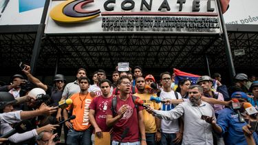 Universitarios de Venezuela pidieron a la Comisión Nacional de Telecomunicaciones (Conatel) que cese la censura y controles en medios y se detenga la persecución contra los periodistas que denuncian la crisis política en el país.&nbsp;