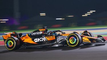 El piloto australiano de McLaren, Oscar Piastri, conduce durante la sesión de clasificación al sprint previa al Gran Premio de Fórmula 1 de Catar en el Circuito Internacional de Lusail, en Lusail, el 28 de noviembre de 2025.&nbsp;