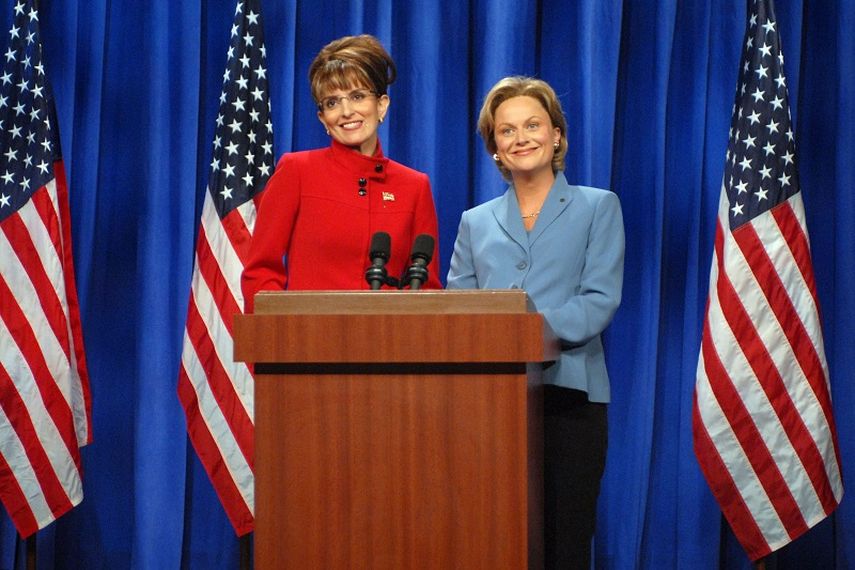 Tina Fey imita a la gobernadora de Alaska, Sarah Palin, y Amy Poehler como la senadora Hillary Clinton en una emisión del programa Saturday Night Live. (AP). 