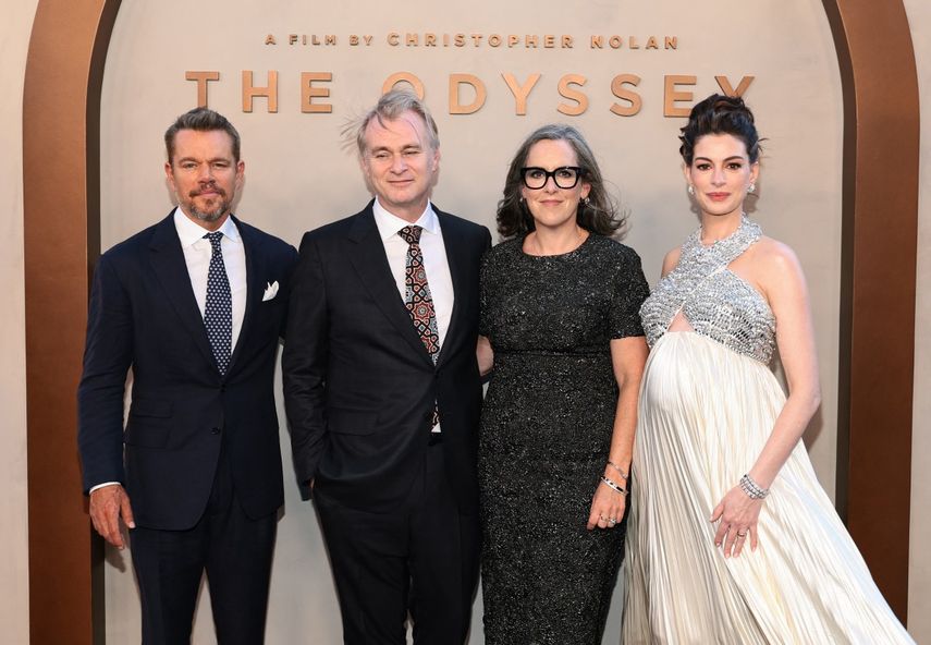 Matt Damon, Christopher Nolan, Emma Thomas y Anne Hathaway asisten al estreno de La Odisea, presentada por Universal Pictures, el 14 de julio de 2026 en la ciudad de Nueva York.