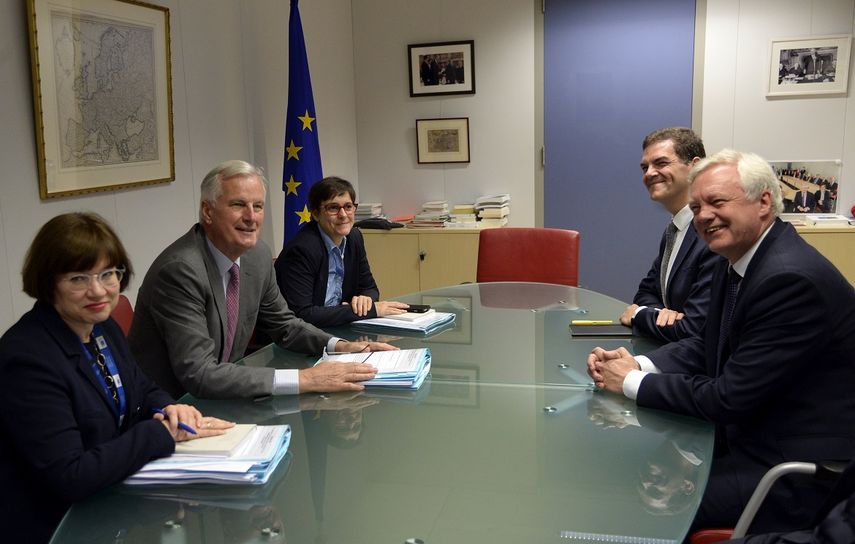 El secretario británico para la salida de la UE, David Davis (dcha), y el jefe negociador de la Unión Europea, Michel Barnier (2º izq), participan en la segunda ronda de negociaciones entre la UE y el Reino Unido.