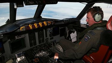 Una aeronave P3 Orion de la Fuerza Aérea de Nueva Zelanda recorre la zona de búsqueda donde se cree pudo haberse estrellado el avión de Malaysia Airlines Flight en el sur del océano Índico el lunes 31 de marzo de 2014. (AP)