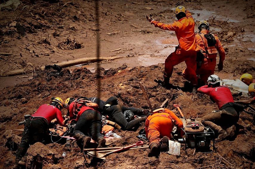 Bomberos brasileños participan en el rescate de cuerpos atrapados por el lodo tras la ruptura de una presa en Brumadinho.