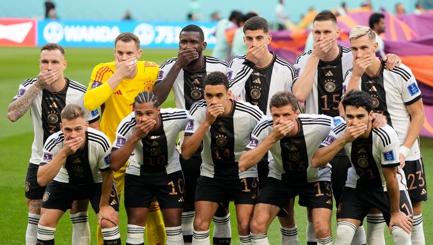 Los jugadores de Alemania se tapan la boca previo al partido contra Japón por el Grupo E del Mundial,&nbsp;
