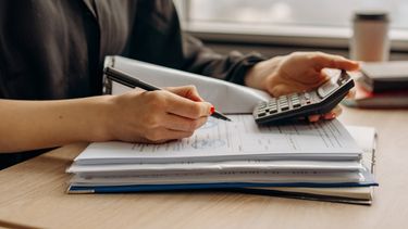 Establecer parámetros financieros puede ayudarte a sentirte más seguro y menos estresado por tus gastos de los días festivos