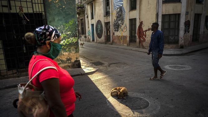 Una mujer camina con una mascarilla para protegerse del coronavirus, en La Habana, Cuba, el martes 31 de marzo de 2020.