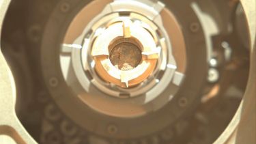 la NASA se muestra la primera muestra de roca que será enviada a la Tierra, obtenida por el explorador de Marte de la NASA, el Perseverance.&nbsp;