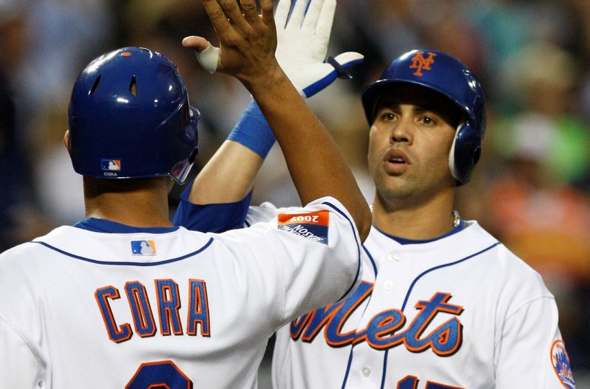 En esta foto de archivo del 9 de junio de 2009, Alex Cora (3), de los Mets de Nueva York, felicita a su coterr&aacute;neo puertorrique&ntilde;o Carlos Beltr&aacute;n, quien conect&oacute; un jonr&oacute;n de dos carreras ante los Filis de Filadelfia&nbsp;