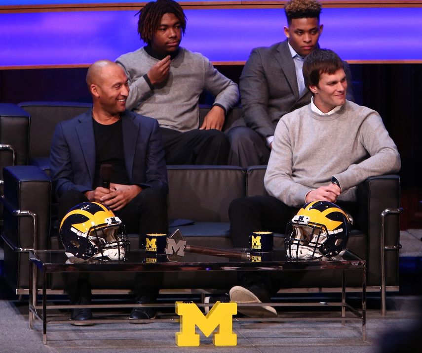 Fotograf&iacute;a del 3 de febrero de 2016 de Derek Jeter (izq.) y Tom Brady&nbsp;durante un evento en Ann Arbor, Michigan.