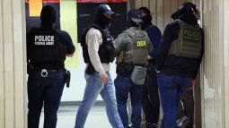 Oficiales de ICE y de la DEA en los pasillos de la corte de inmigración en el Edificio Federal Jacob K. Javitz el 10 de junio de 2025 en la ciudad de Nueva York, a la espera de los inmigrantes a quienes les fue negado el asilo.