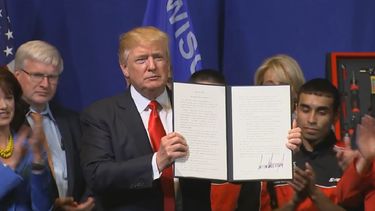 El presidente de EEUU, Donald Trump, muestra la orden ejecutiva relativa a las vistas de trabajo y el comercio exterior luego de pronunciar un discurso en una fábrica de herramientas en Kenosha, Wisconsin.