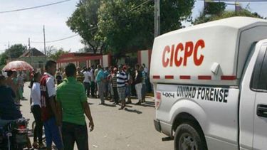 El sujeto que asesinó a López e hirió a Guzmán y otras dos personas huyó posteriormente a bordo de una moto con rumbo a la carretera nacional El Tigre - Ciudad Bolívar, indicó la Fiscalía.