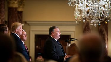 El nuevo secretario de Estado estadounidense, Mike&nbsp;Pompeo&nbsp;(d), ofrece una rueda de prensa junto al presidente Donald Trump (i), y el vicepresidente estadounidense, Mike Pence, tras jurar su cargo en el Departamento de Estado en Washington, Estados Unidos, este 2 de mayo.