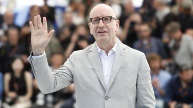 El cineasta Steven Soderbergh posa en el Festival de Cine de Cannes antes de la proyección del documental John Lennon: The Last Interview.
